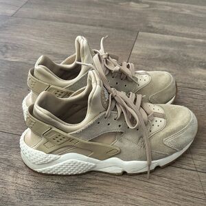 Tan women’s Nike Huaraches